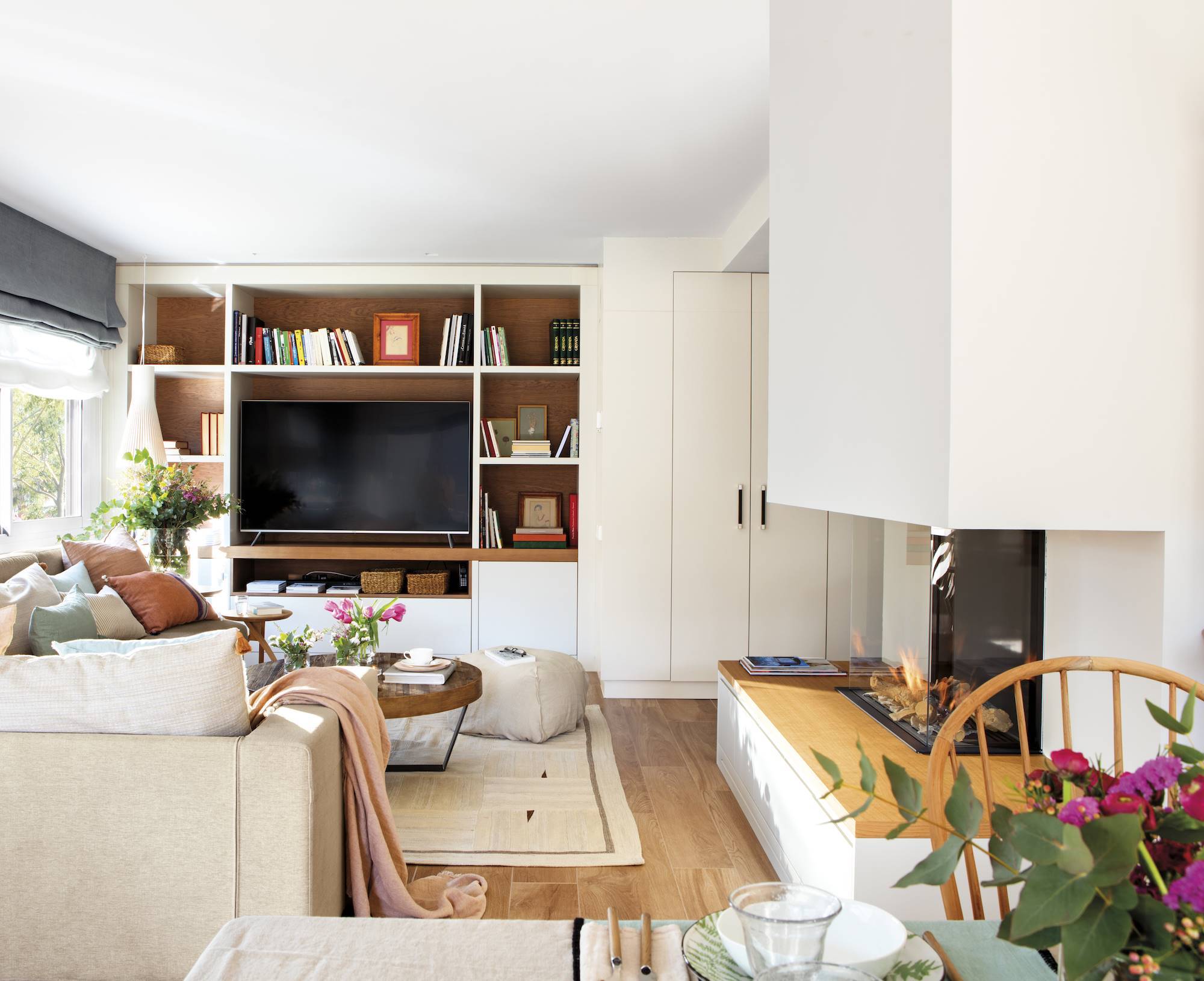 Salón pequeño con mueble de salón en blanco y chimenea moderna. 