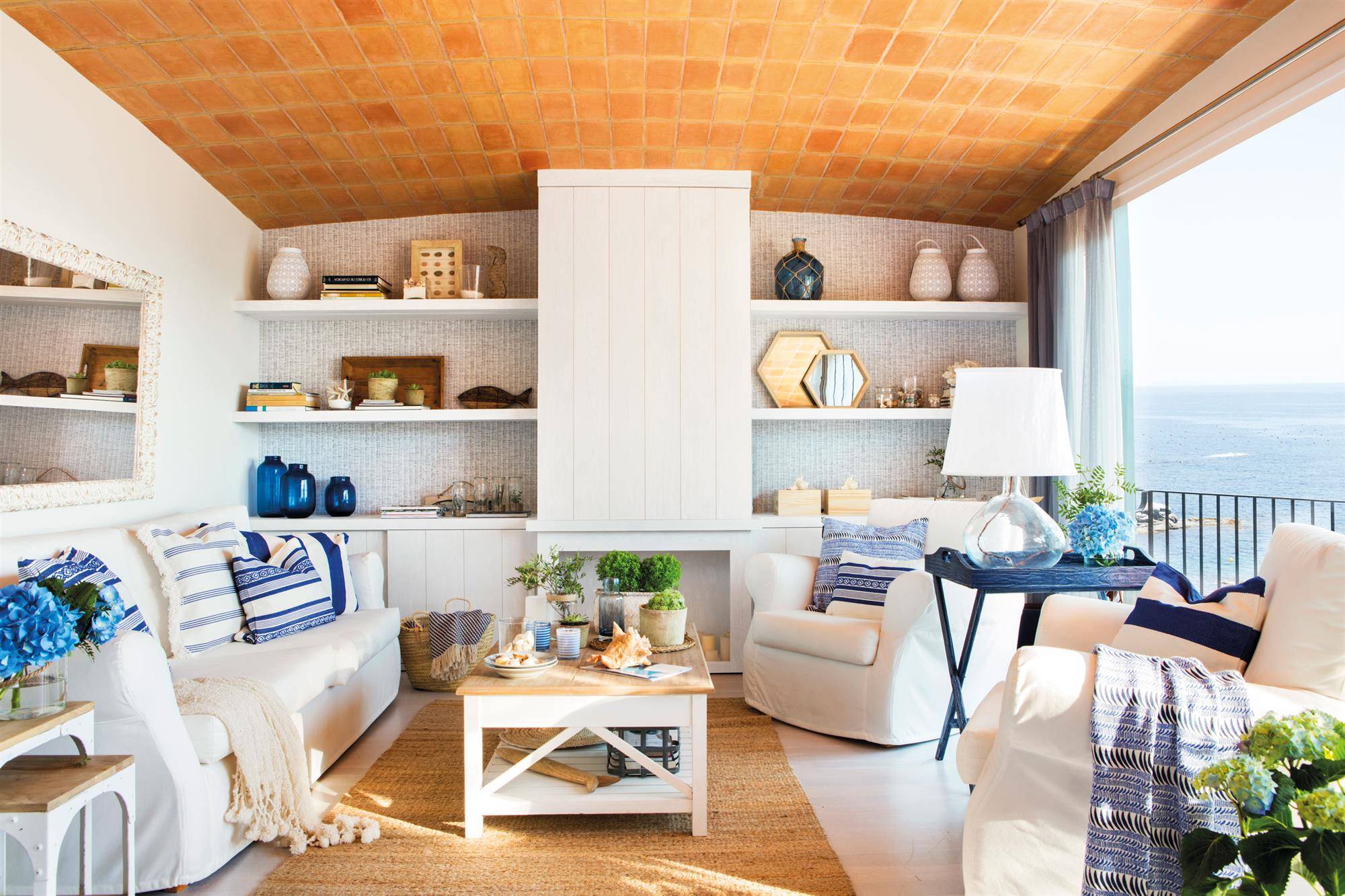 Salón con chimenea y papel pintado de fondo en estanterías. 