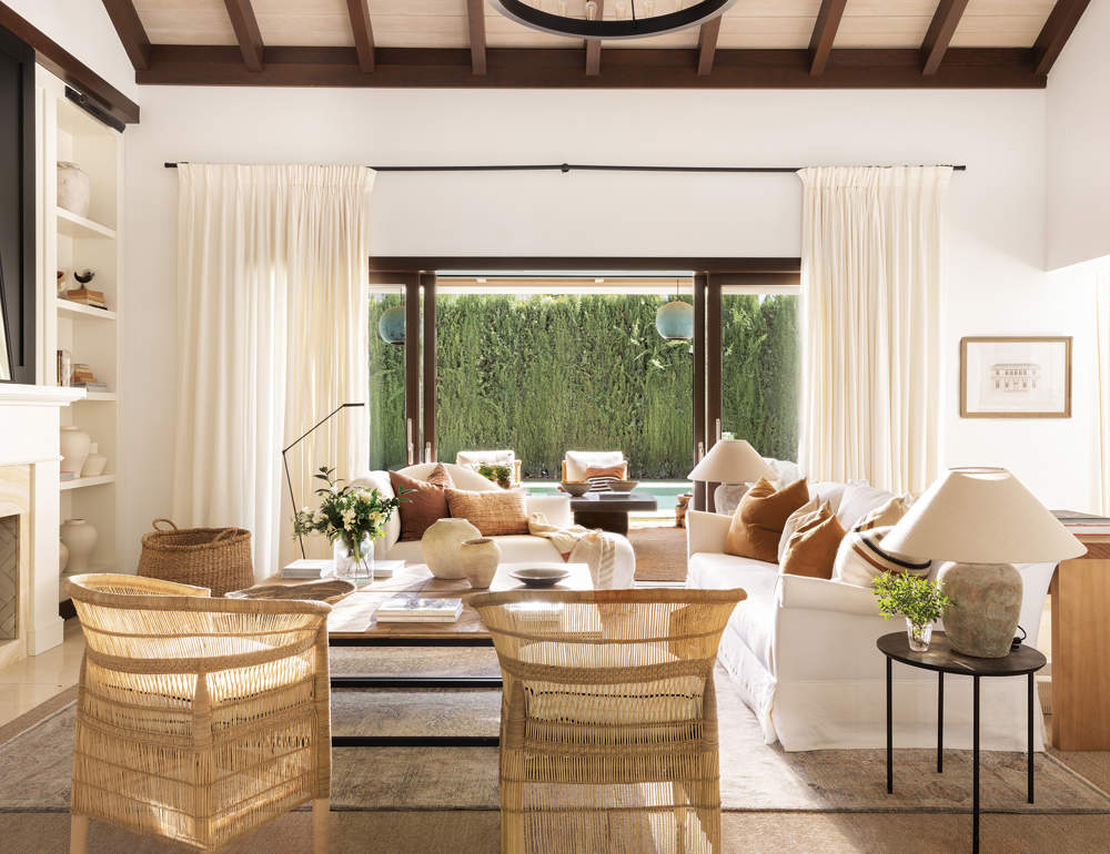 Salón elegante con sofá blanco y cortinas blancas