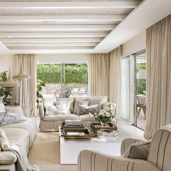 Bienvenidos a Villa La Luisa: de patito feo a la casa de ensueño en Marbella donde unas cortinas elegantes y el color blanco lo son todo
