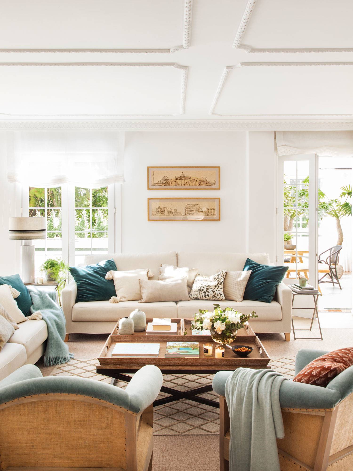 Salón de estilo clásico y estores en blanco. 