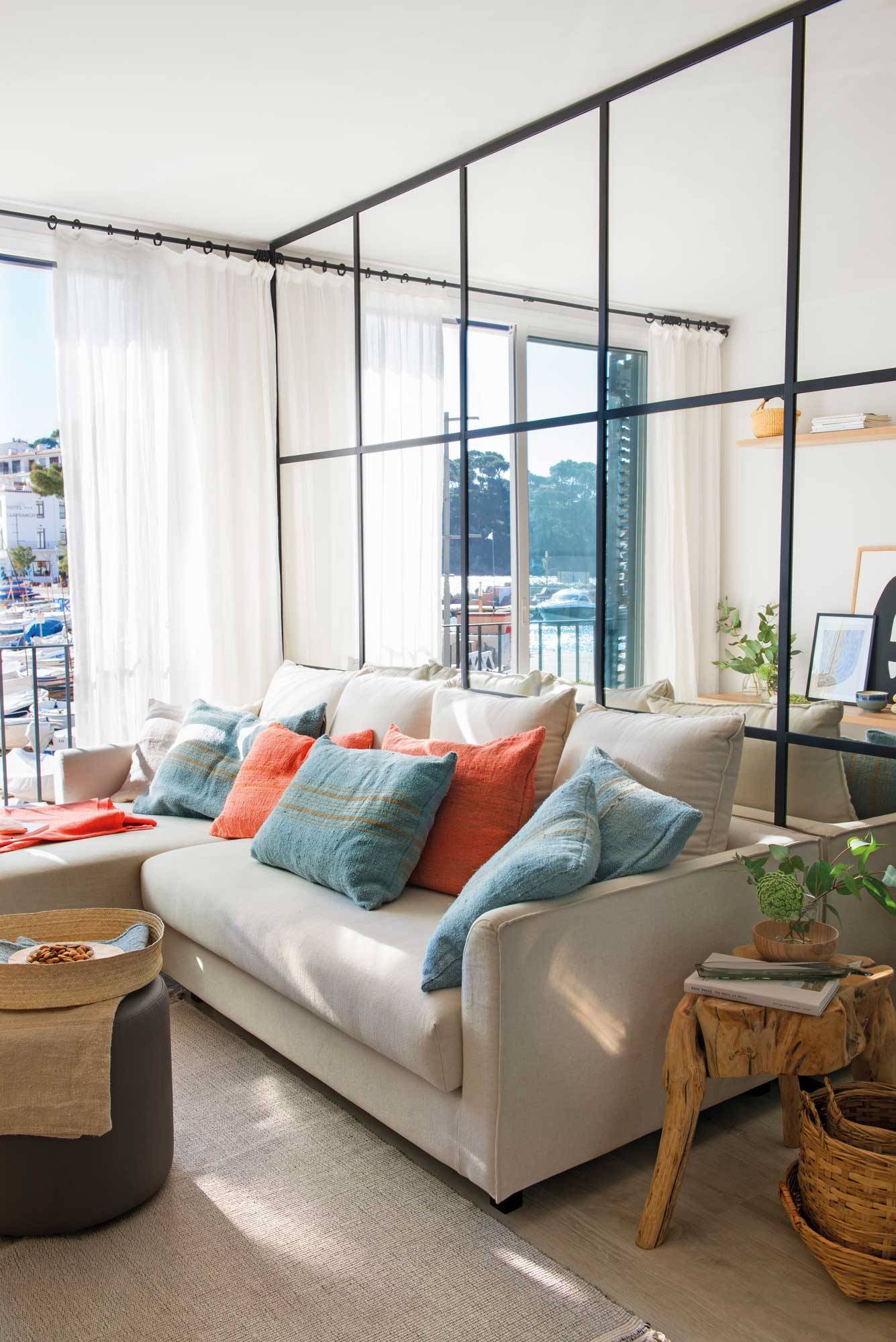 Un salón moderno con pared de cristal.