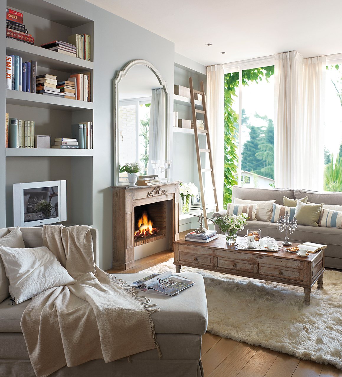 Salón con chimenea, chaise longue y mesa de centro de madera. 