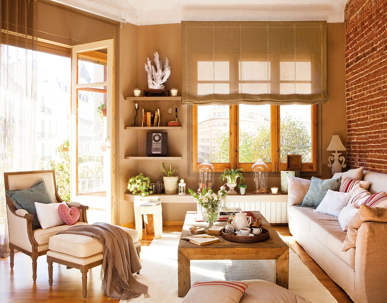 Salón con estante bajo la ventana y sobre el radiador. 