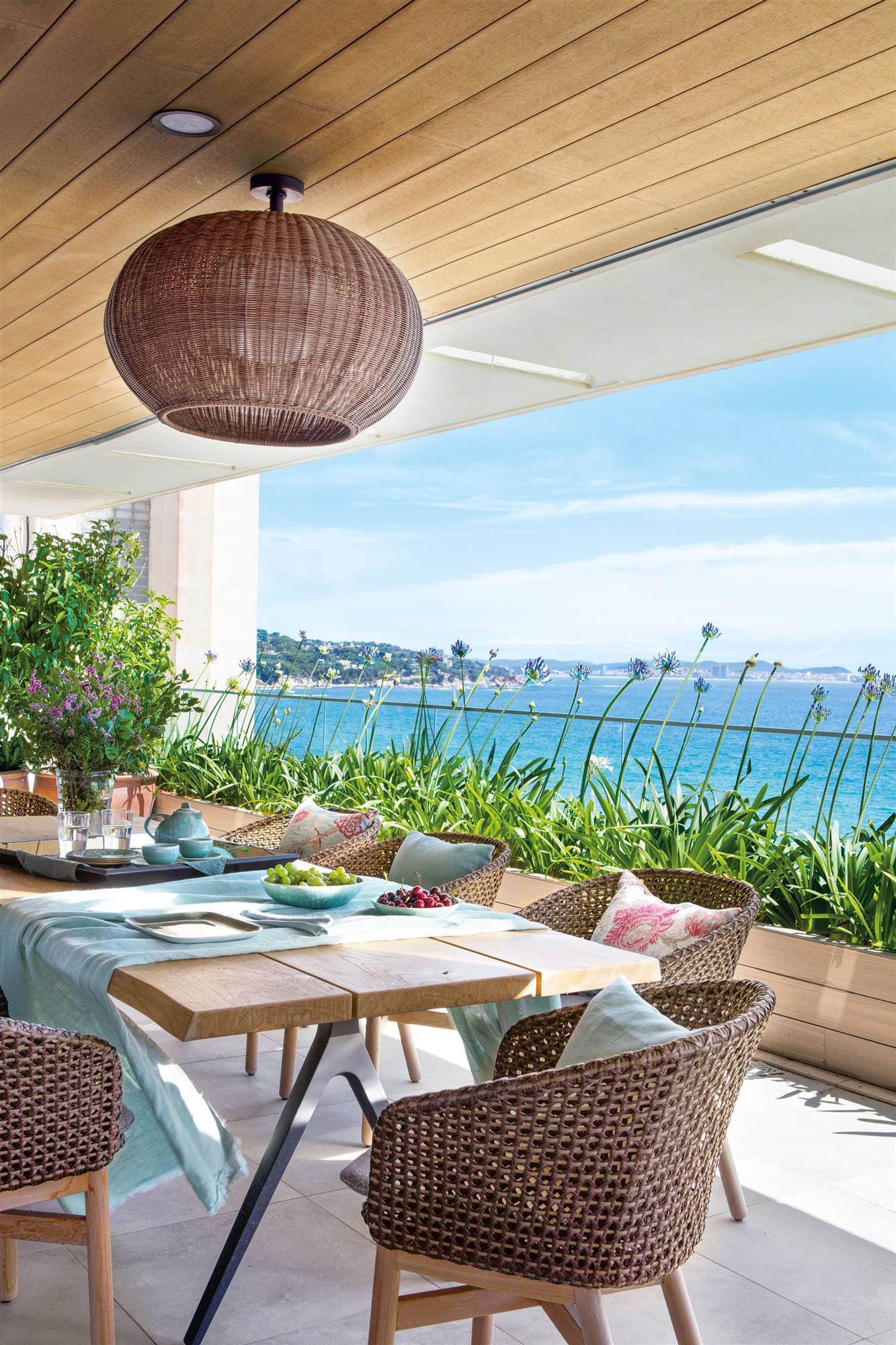 Terraza con comedor exterior. 