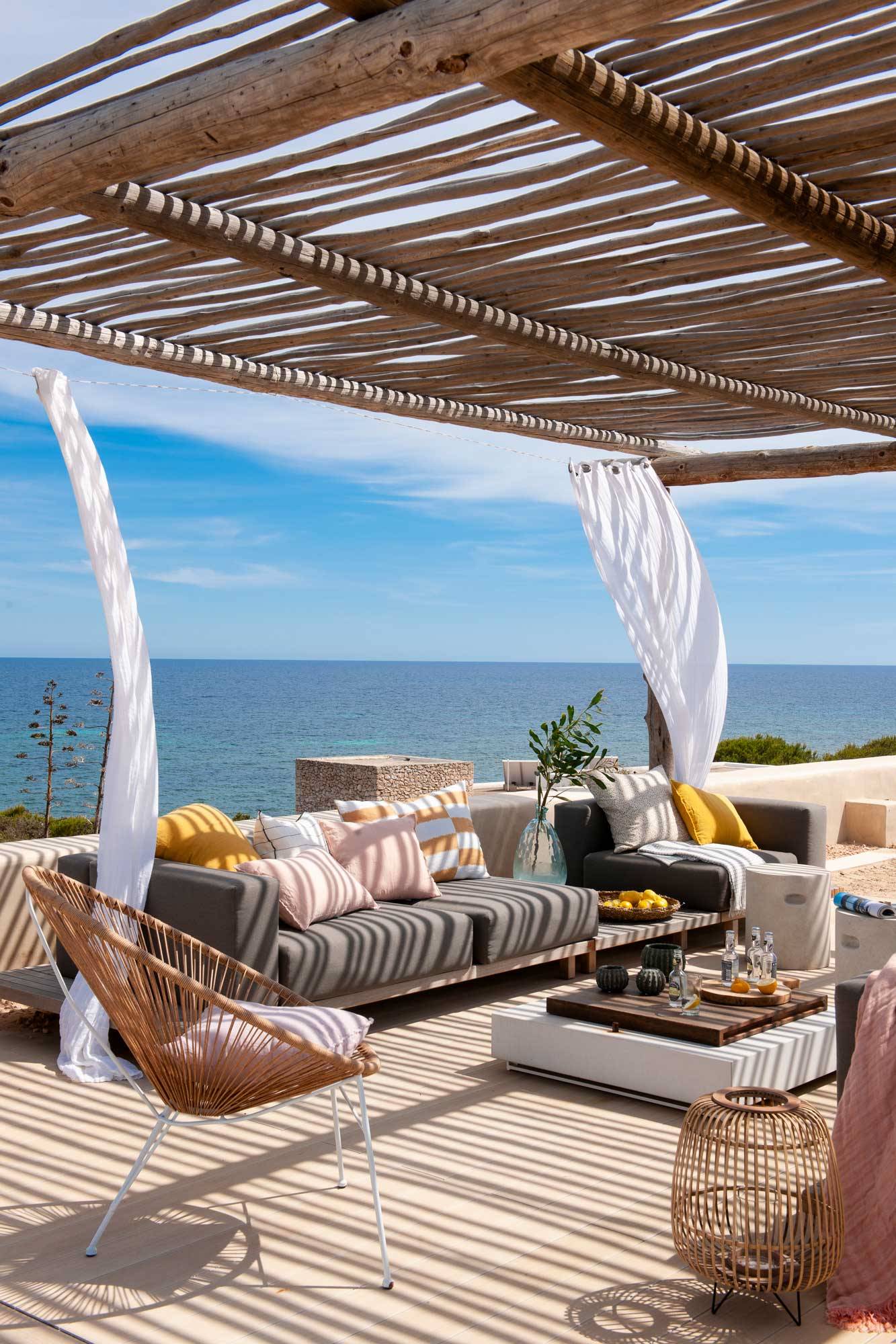 Terraza grande con pérgola de cañizo. 