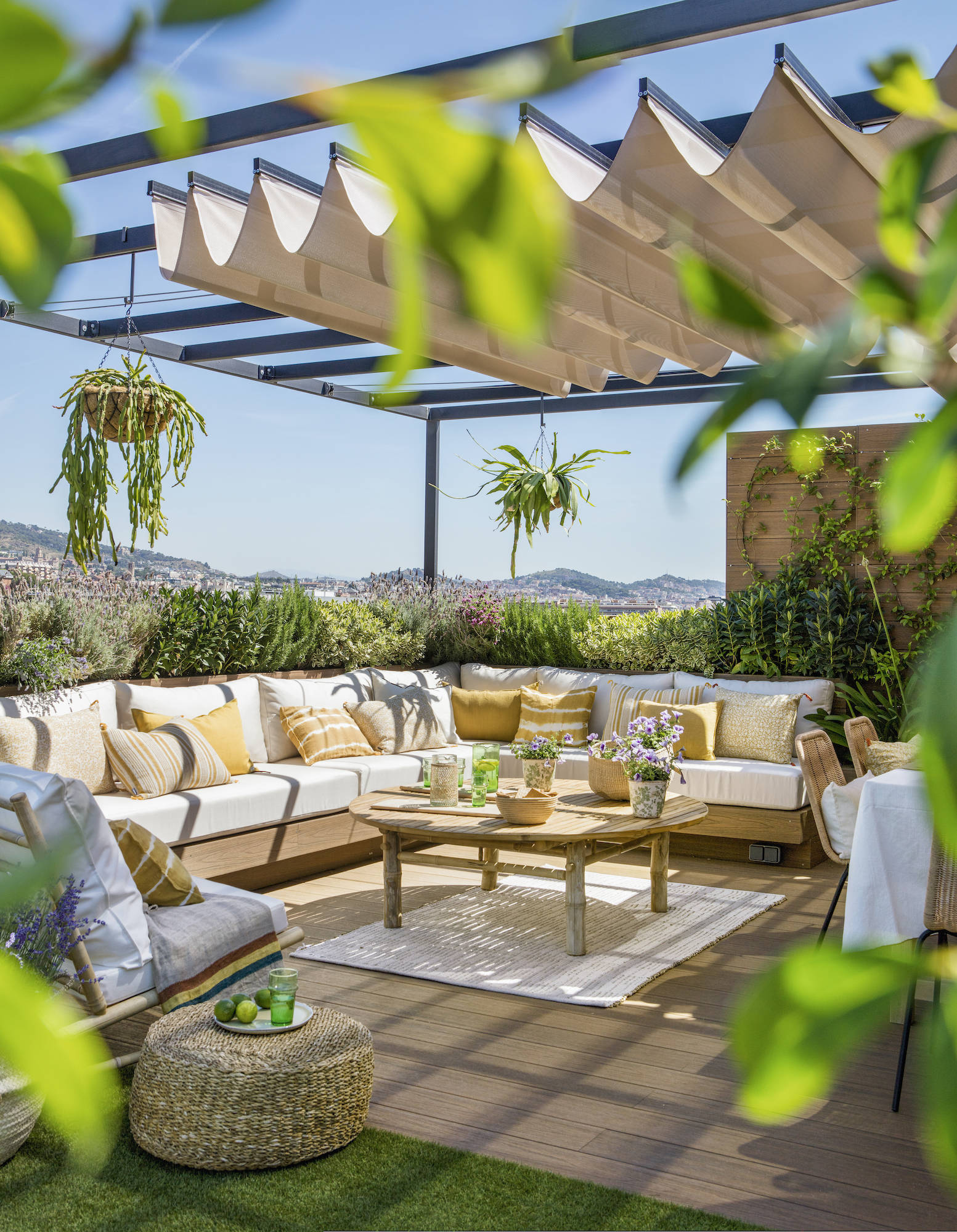 Terraza con sofa´ en esquina.