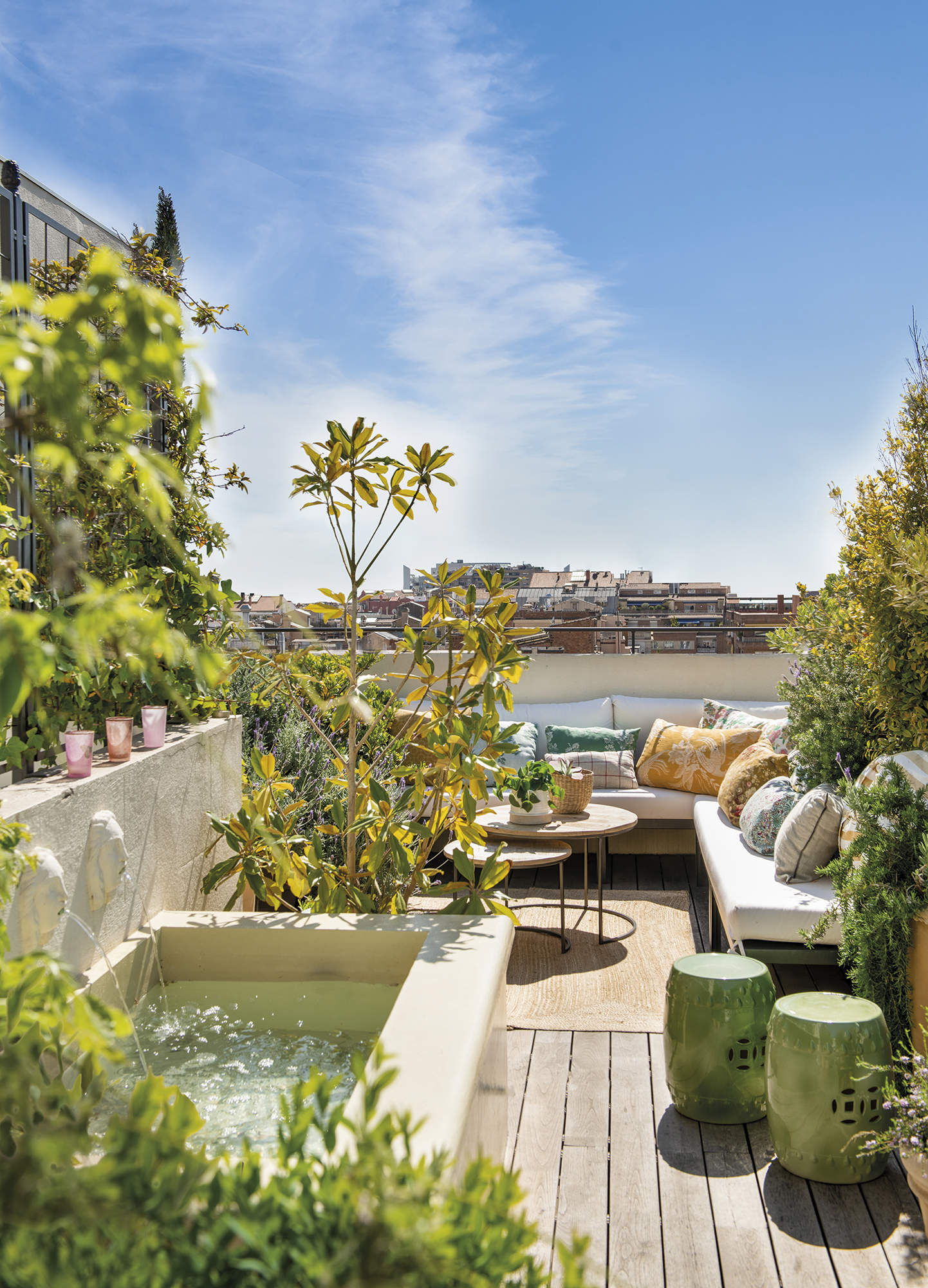 Terraza con zona de estar y pileta de obra