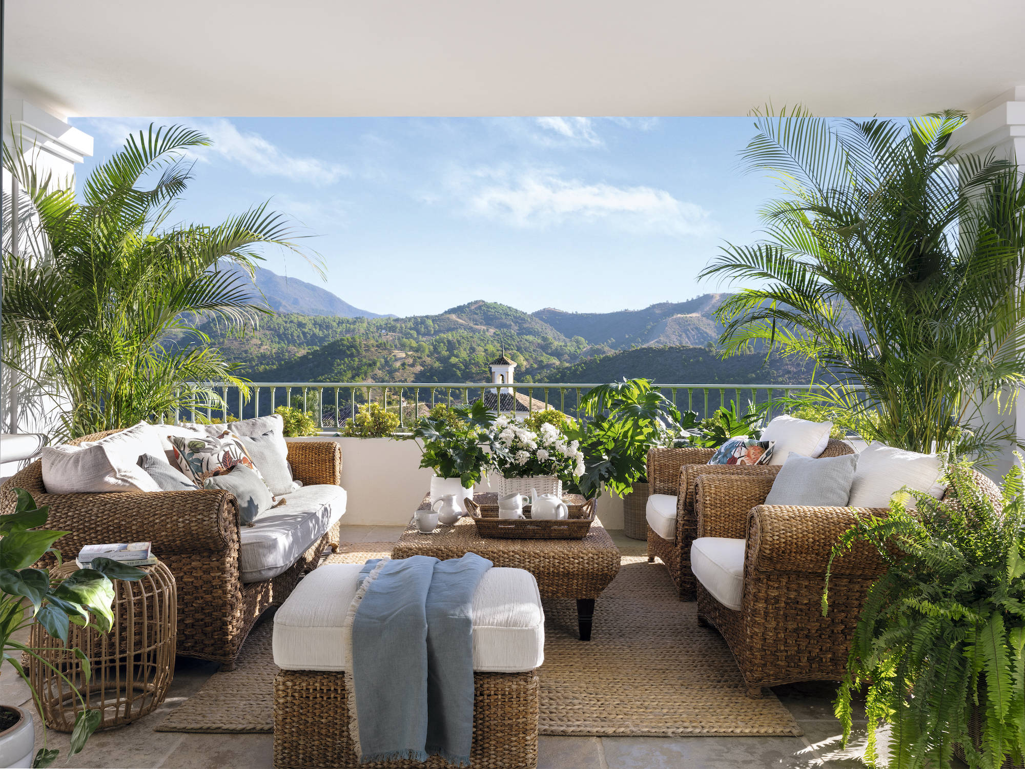 Terraza grande con sofas de ratan.