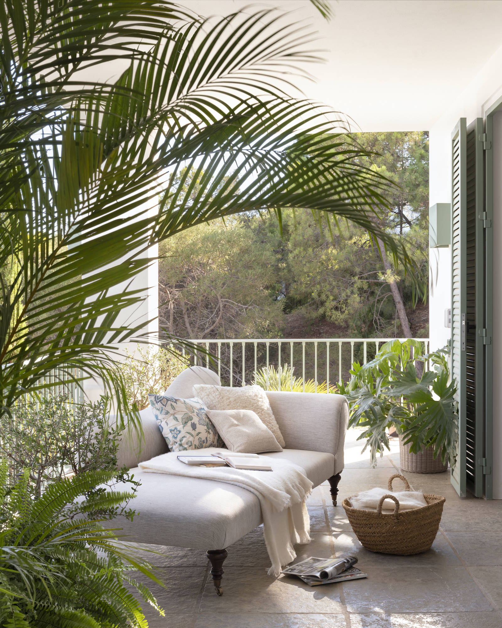 Terraza mediana con chaise longue. 