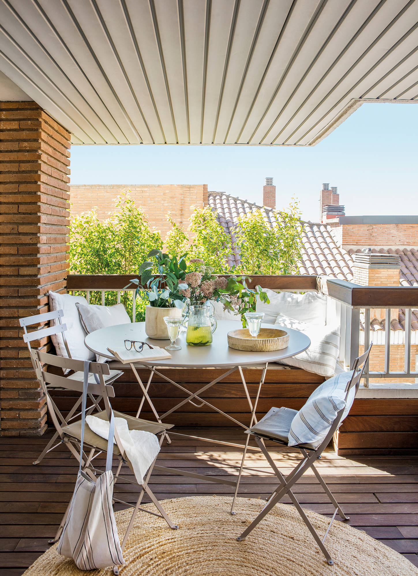 Terraza pequeña con muebles plegables. 