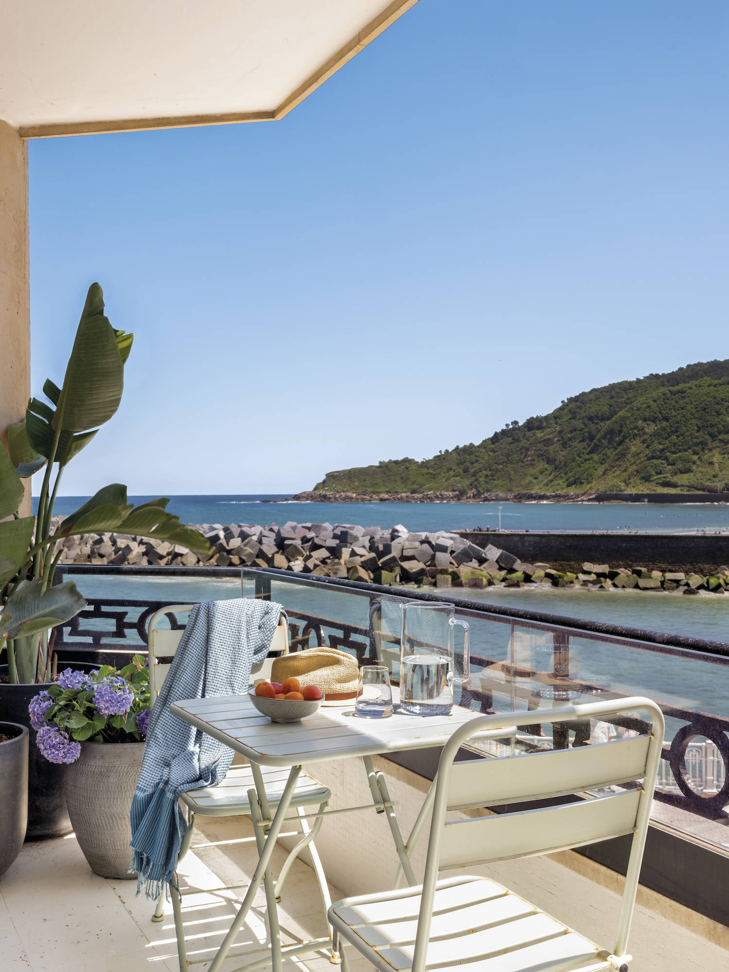 Terraza pequen~a con vistas al mar. 