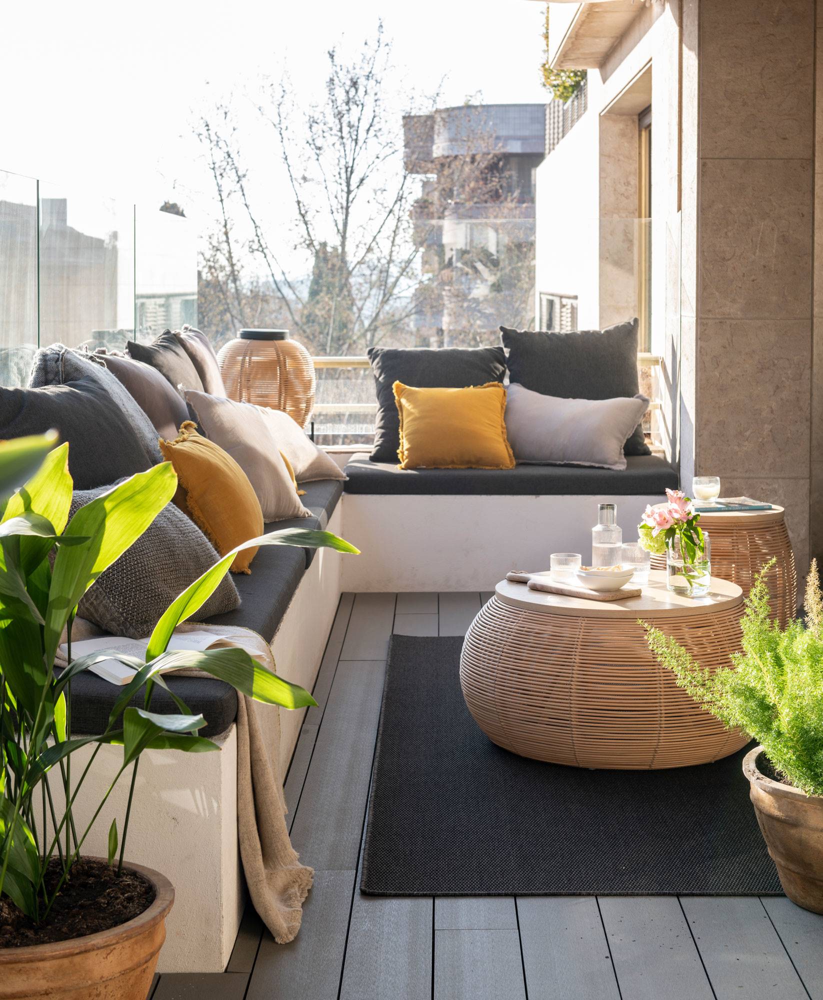 Terraza con banco de obra. 