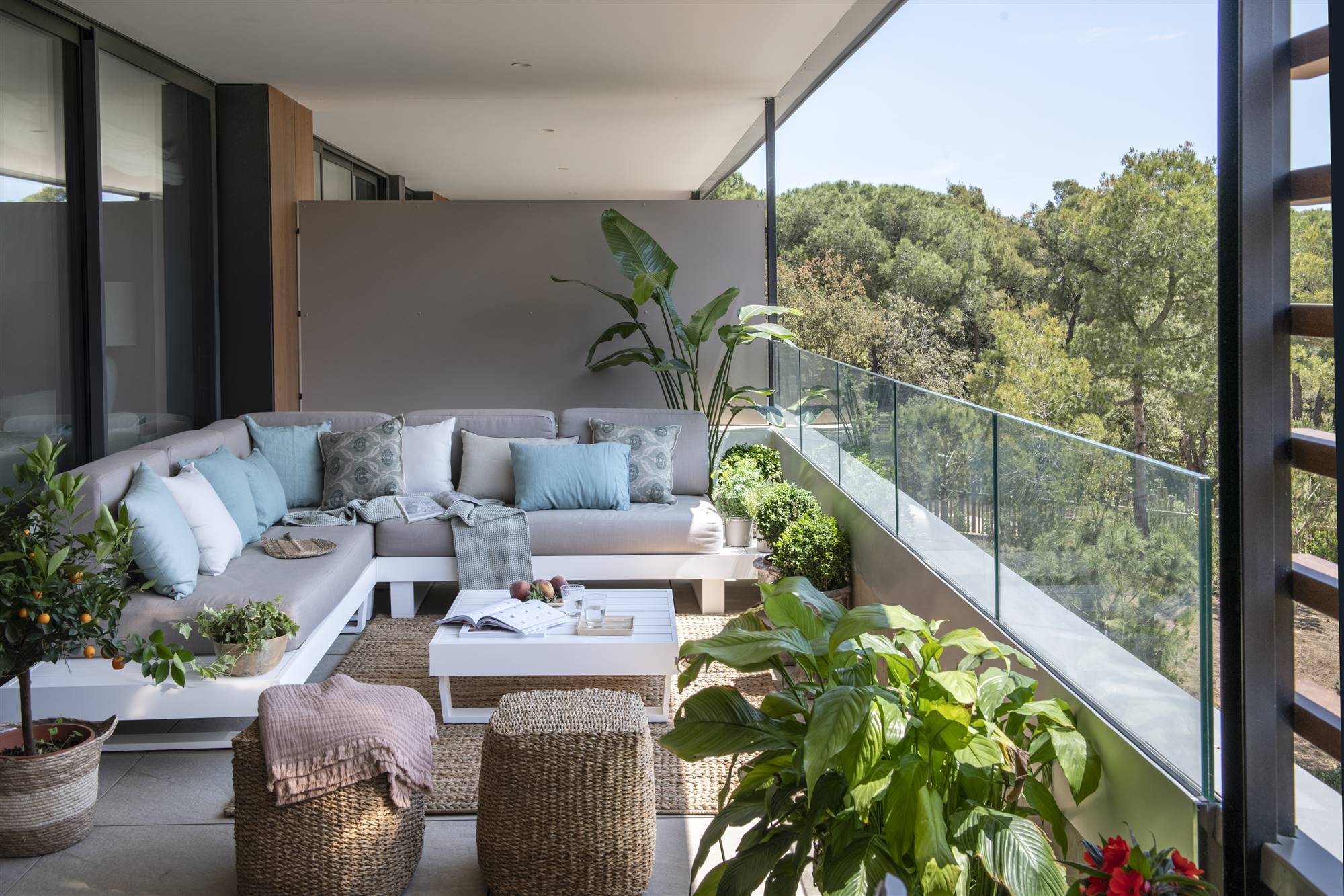 Terraza mediana con sofá esquinero.