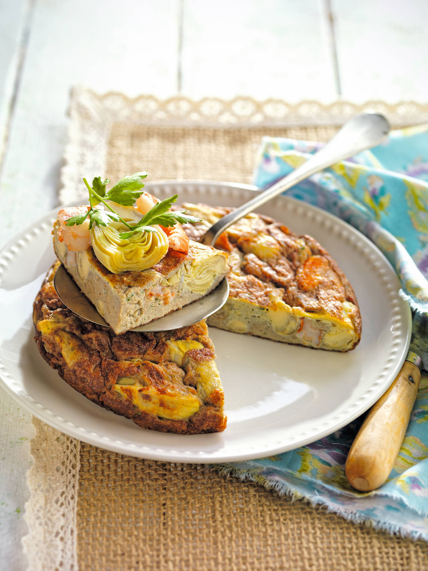 Tortilla de alcachofa y langostinos.