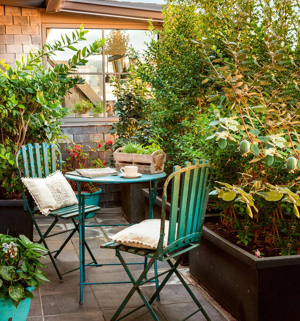 Terraza pequeña con muebles plegables.