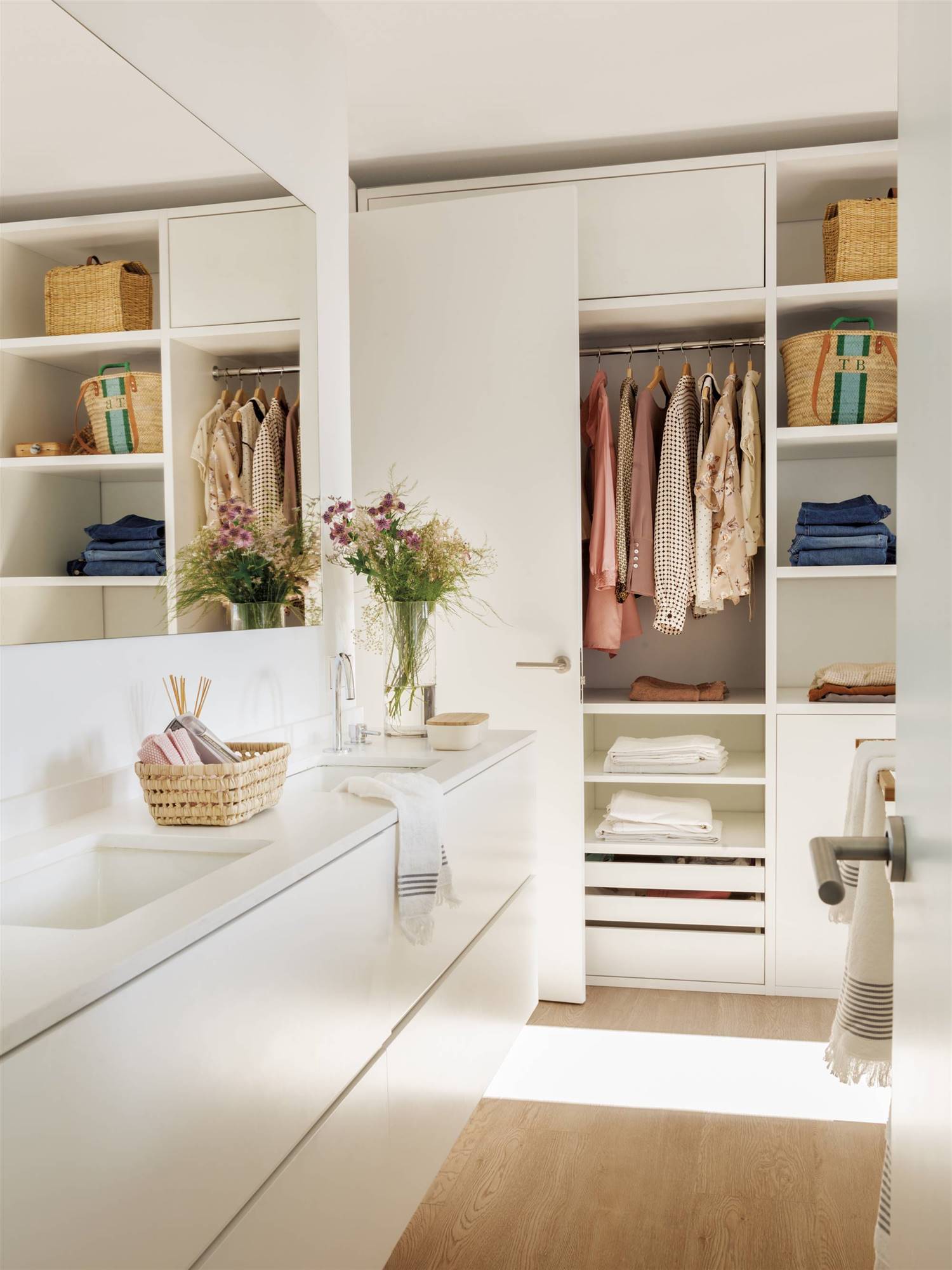 Baño moderno con vestidor integrado. 